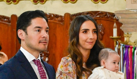  Miguel Torres y Mariana Alcalá con su hija Inés.