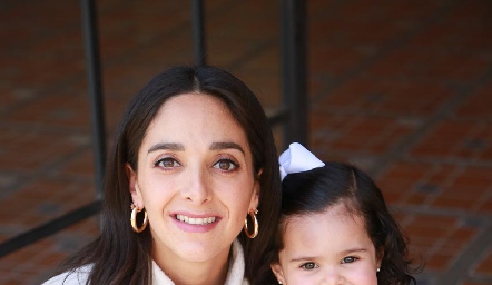  Isa Villanueva con su hija Macarena Mézquida.