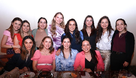  Ana Sofía Solana con sus amigas.
