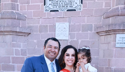  Alejandro Torres y Ana Isa Torres con su hija Inés.