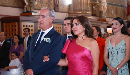  Ricardo Raymond y Laura Lucía Acosta, papás de la novia.