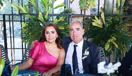  Laura Acosta y Ricardo Raymond, papás de la novia.