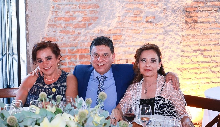  Maribel Rangel, Ernesto Flores y Claudia Robles.