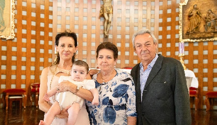  Jerónimo Labastida Camacho con sus abuelos Amparo Camacho, Flor Hernández y Manuel Labastida.