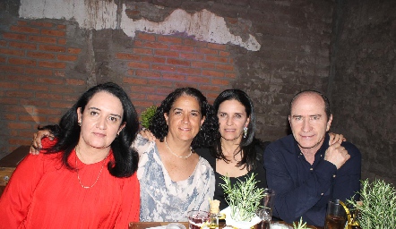  Cecilia Hernández, Paty Nava, Claudia Martínez y Javier Palau.