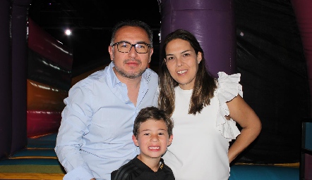  Christian Barbosa y Pilar Allende con su hijo José María.