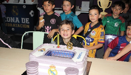  José María y su pastel de cumpleaños.