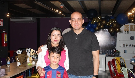  Jesús Vázquez y Sofi Grijalva con su hijo Diego.