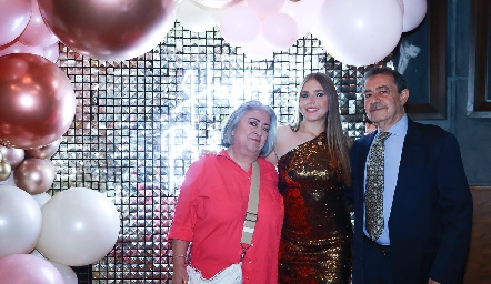  Michelle Heinze con sus abuelos, Leticia Hernández y José Antonio Zarur.
