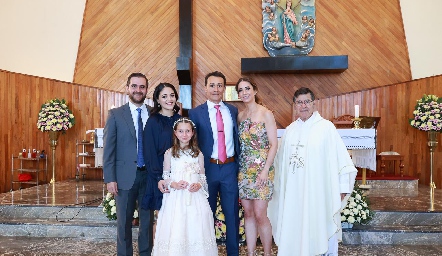  Catalina Benavente con sus padrinos y papás, Alejandro Lozano y Paulina Fernández, Sergio Benavente y Emmy Lozano.