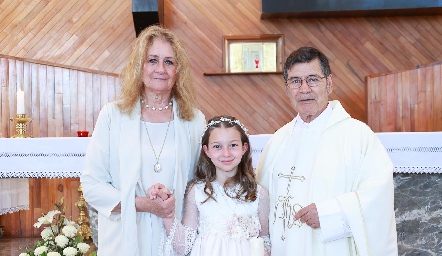  Rita Carrillo con su nieta Catalina Benavente y el Padre.