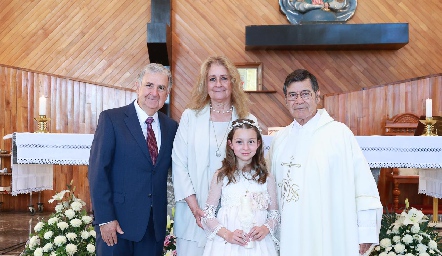  Catalina con sus abuelos Jorge Lozano, Rita Carrillo y el Padre.