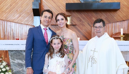  Sergio Benavente y Emmy Lozano con su hija Catalina y el Padre.