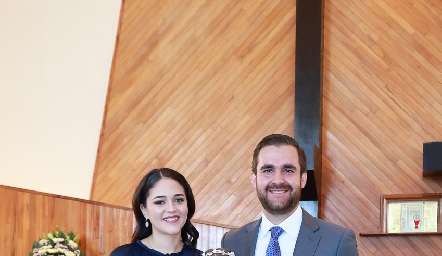  Paulina Fernández y Alejandro Lozano con su ahijada Catalina.