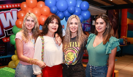  Elizabeth Rodríguez con sus hijas Mariana, Elizabeth y Bárbara Berrones.