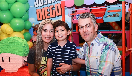 Elizabeth Berrones y Manolo Ruiz con su hijo Diego.