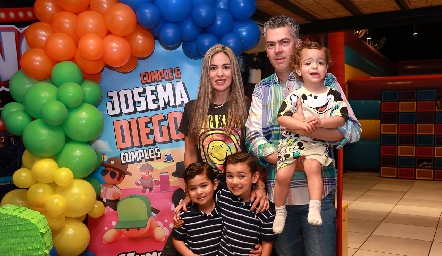  Elizabeth Berrones y Manolo Ruiz con sus hijos José Manuel, Diego y Patricio.