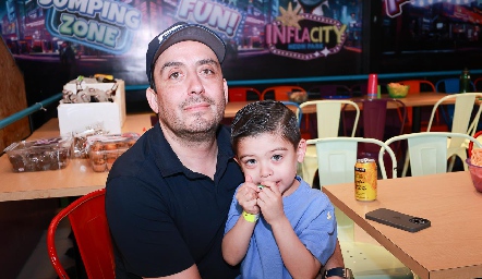  Guillermo Torres con su hijo Patricio.