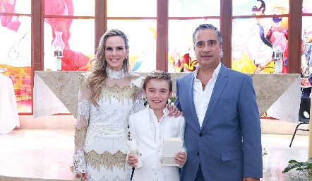  Julián junto a sus papás, Elsa Paz y Juan Antonio Reverte.