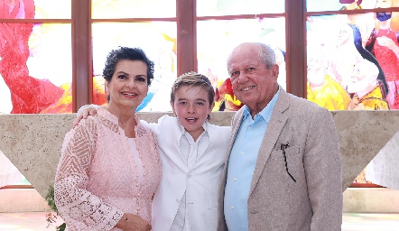  Elsa Azuara y Joel Paz, con su nieto- Julián Reverte.