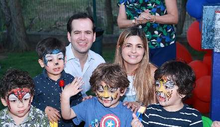  Eduardo Martínez y Lucía Cabrera con su hijo Santiago y sus amigos.