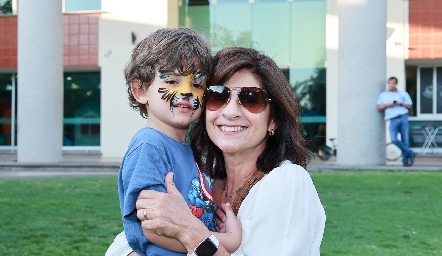  Santiago Martínez con su abuela Lucía Escobedo.