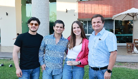  Emilio Cabrera, Oscar Cabrera, Monse Anaya y Oscar Cabrera.