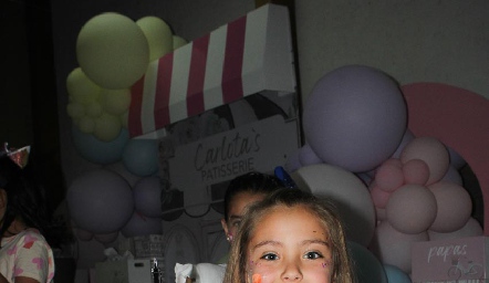  Carlota con su pastel de cumpleaños.