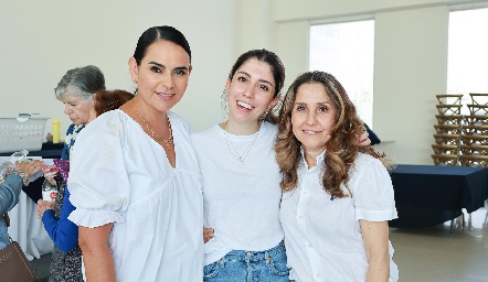  Marily de Tobías, Paola Dávila y Martha Chalita.