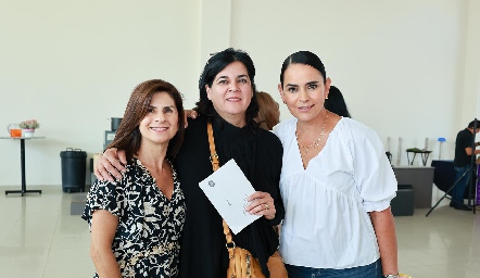  Lucía Escobedo, Cinthia Sánchez y Marily de Tobías.