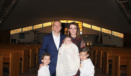  Carlos Vázquez y Anna Lorca con sus hijos  Diego y Jero y su ahijada Joaquina.