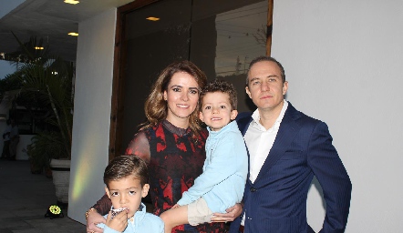  Ana Lorca y Carlos Vázquez con sus hijos Diego y Jero.
