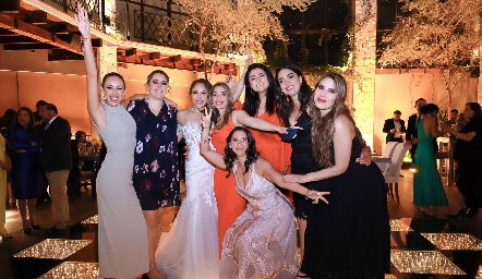  Paola Longoria con sus amigas.