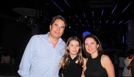 Guillermo Chávez y Marifer Ramírez con su hija Fer.