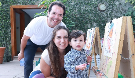  Diego Hernández y María Leal con su hijo Tiago.