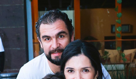  Guillermo Leal y Alejandra Cano con su hija Micaela.