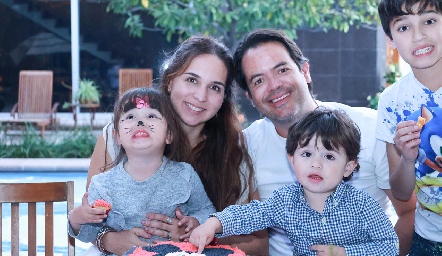  María Leal y Diego Hernández con sus hijos Macarena y Tiago.