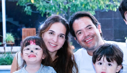  María Leal y Diego Hernández con sus hijos Macarena y Tiago.