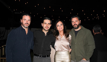  Elsa Tamez con sus hijos Luis Antonio, Mauricio y Luis Alberto Mahbub.