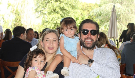  Gaby Alvarado y Alejandro Zamanillo con sus hijas Alessandra y Emilia.
