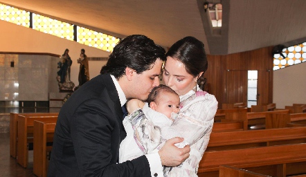  Tere Ledezma y Luis Torres con su hijo Luis.
