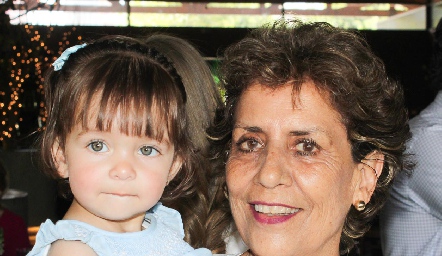  María del Carmen Torres Corzo con su sobrina Emilia.