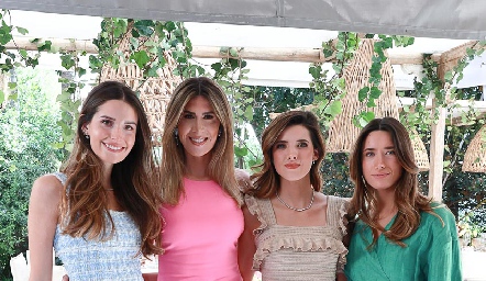  Ana Victoria de la Rosa, Martha de la Rosa, Fabiola Hernández y Camila Hernández.