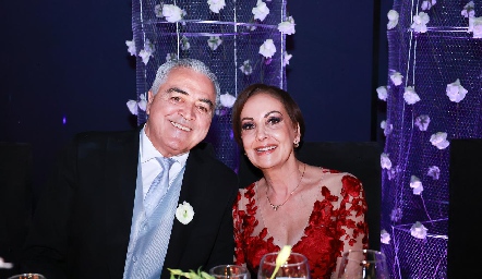  Claudio Antonio Guerra y Leticia Castro, papás del novio.