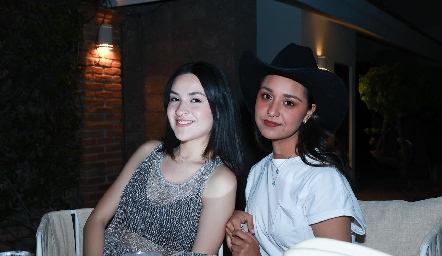  Victoria Rendón y Adriana Ledezma.