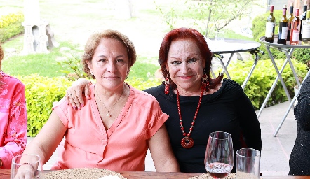  Rocío Viramontes y María Teresa Rodríguez.