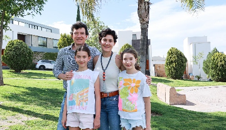 Héctor Salas y Paulina Vivanco con sus hijas Paula e Inés Salas.