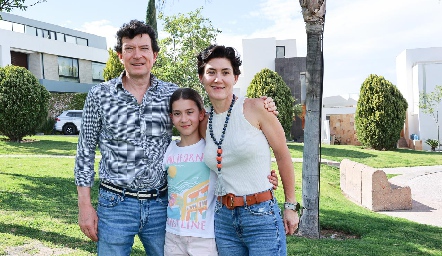  Héctor Salas y Paulina Vivanco con su hija Paula.