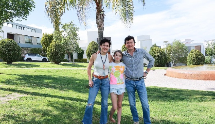  Paulina Vivanco y Héctor Salas con su hija Inés.