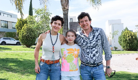  Paulina Vivanco y Héctor Salas con su hija Inés.